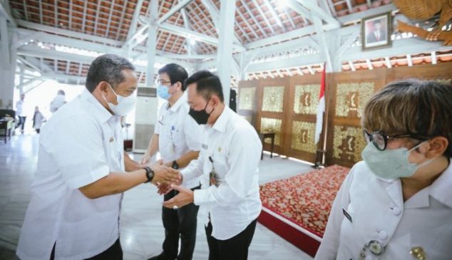 Yana Pinta Akselerasi Target Pembangunan Saat Sertijab Kadis