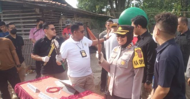 Dir Reskrimsus Polda Jabar Pimpin Konferensi Pers Praktek Pengoplosan Gas LPG Subsidi ke LPG Non Subsidi