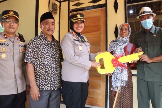 Hari Bhayangkara ke-76, Nenek Tiga Cucu Dapat Rumah Baru dari Kapolres Subang