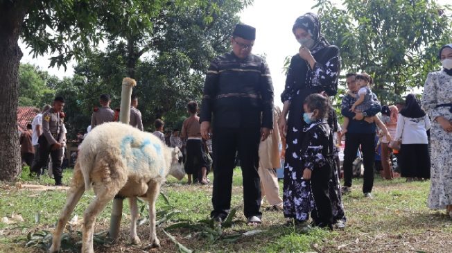 Kapolres Cirebon Kota Hadiri Pemotongan Hewan Kurban