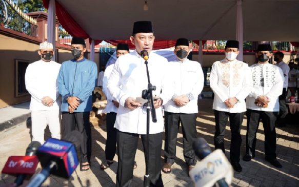 Kapolri Serahkan Hewan Kurban, Bentuk Keikhlasan Wujudkan Personel Presisi