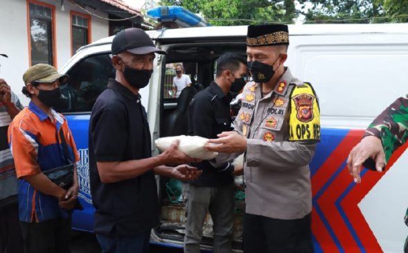 Menabur Kebaikan, Berbagi Kebahagiaan Polisi dan Kodim 0609 Cimahi Bersinergi Beri Bantuan Kepada Masyarakat