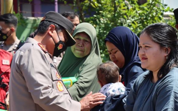 Kapolda Jabar Tinjau dan Berikan Bantuan di Lokasi Bencana Banjir Garut