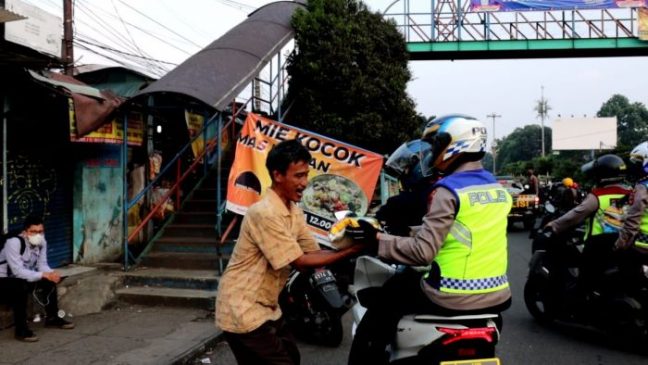 Menabur Kebaikan, Polisi dan Kodim 0609 Cimahi serta Pemuda Panca Marga Bagikan Beras