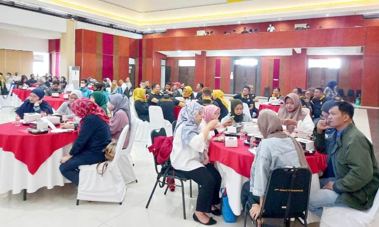 Pemkot Cimahi Melalui Disdagkoperin Gelar Sosialisasi Pembinaan Pengelola Pasar Rakyat (2)