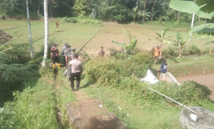 Pencarian Orang Hilang, Bhabinkamtibmas dan Babinsa Bersama Warga Lakukan Penyisiran di Desa Cibeber Kecamatan Manonjaya