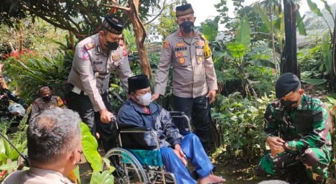 Polisi Berikan Kursi Roda Kepada Warga Kampung Sukawana yang Tidak Bisa Berjalan Sejak Kecil