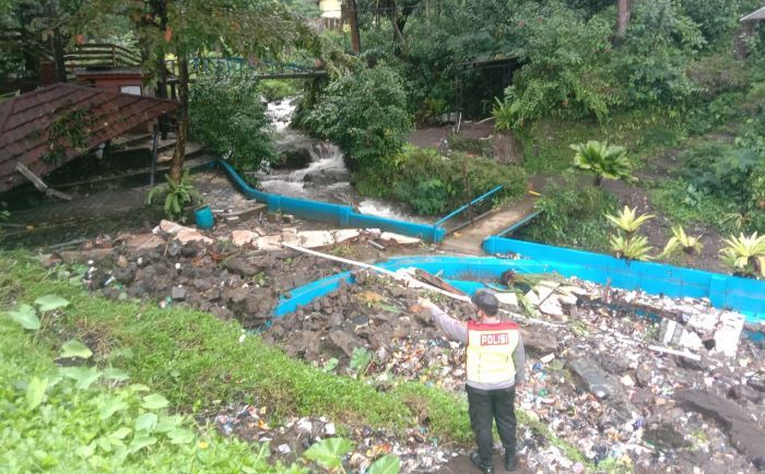 Polisi Cek TKP Tanggul Jebol Timpa Kolam Pemandian Milik Perhutani di Kawasan Cipanas Galunggung