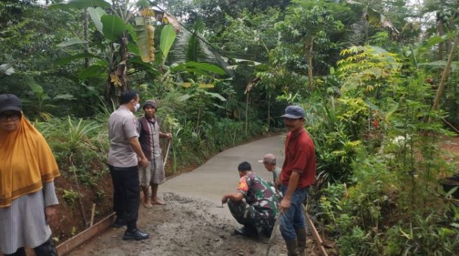Polisi Gotong Royong Bersama Masyarakat Perbaiki Jalan Dusun Kidul