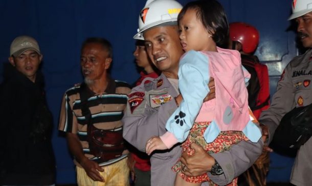 Polisi Terjunkan Ratusan Personel Bantu Korban Banjir Bandang di Garut