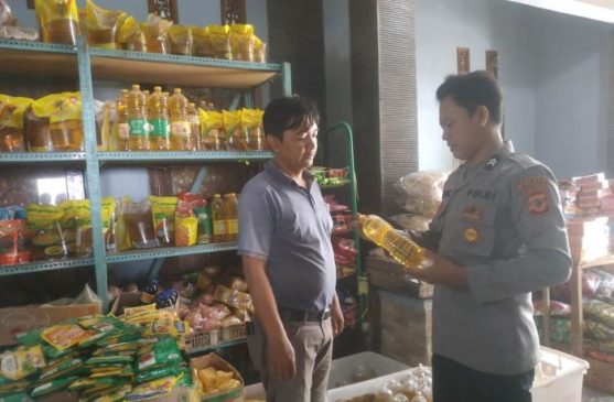 Polisi Terus Lakukan Pengecekan Harga dan Ketersediaan Minyak Goreng di Desa Kroya Kabupaten Indramayu