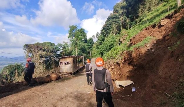 Sat Brimob Polda Jabar Cek Kondisi Wilayah Rawan Bencana Alam Cipanas Cianjur