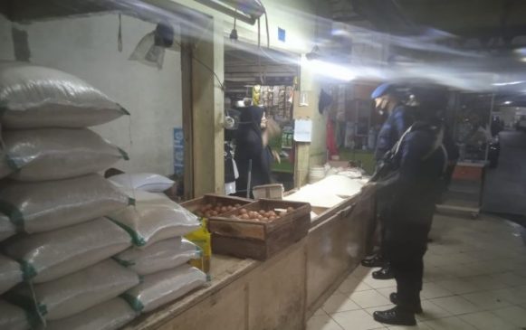 Sat Brimob Polda Jabar Laksanakan Patroli di Agen Beras Pasar Cipanas Cianjur