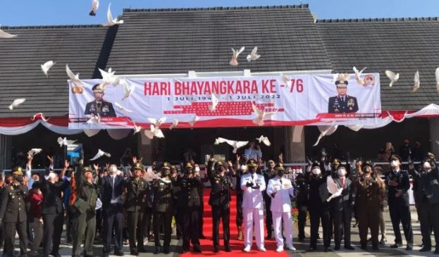 Semarak Hari Bhayangkara ke-76, Forkopimda Kota Sukabumi Lepas 76 Ekor Burung Merpati