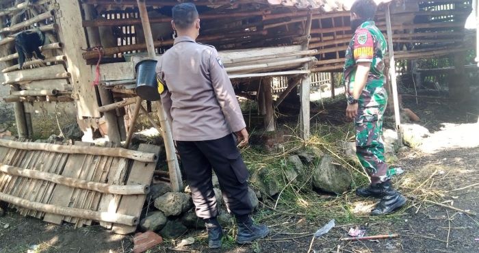 Sinergitas TNI-Polri, Sambangi Peternak Hewan Monitor Wabah PMK Desa Luwung Mundu Dalam Rangka Ops Aman Nusa II