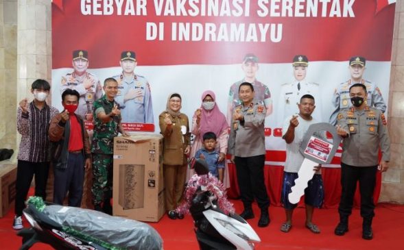 Wakapolda Jabar Apresiasi Antusias Masyarakat yang Mengikuti Vaksinasi di Pendopo Kabupaten Indramayu