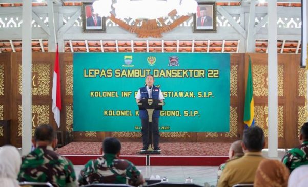 Wali Kota Bandung Ajak Tingkatkan Kolaborasi saat Kegiatan Pisah Sambut Dansektor 22 Citarum Harum