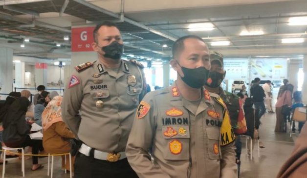 Warga Antusias Ikuti Vaksinasi Booster yang Digelar Dinkes KBB Kota Cimahi dan Polisi