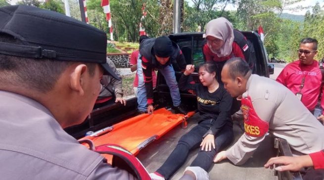 Buruh Alami Kecelakaan Pada Saat Akan Demo, Polisi Bantu Bawa ke Rumah Sakit di Sukabumi