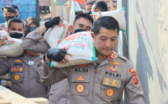 Secara Door to Door, Polisi Salurkan Paket Sembako Untuk Warga Kurang Mampu di Karawang