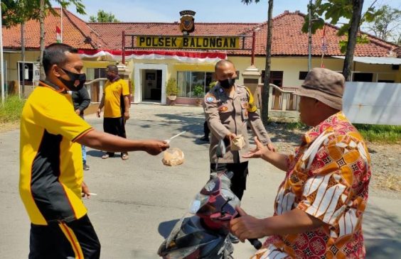 Jumat Berkah, Polisi Berbagi Nasi Bungkus Kepada Warga di Desa Balongan