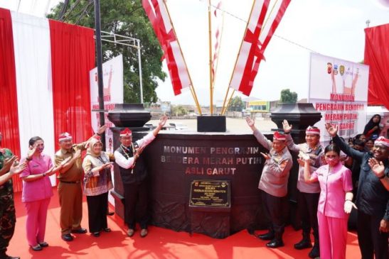 Kapolda Bersama Gubernur Jabar Tinjau Vaksinasi dan Resmikan Monumen Bendera Merah Putih di Garut