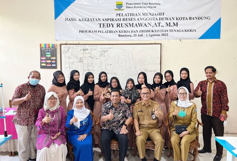 Ketua DPRD Kota Bandung Dorong Keterampilan Jahit Berkembang