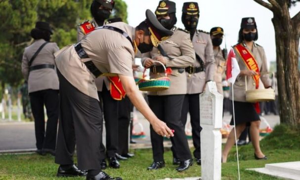 Menjelang HUT ke-74, Polwan Polda Jabar Ziarah ke Taman Makam Pahlawan