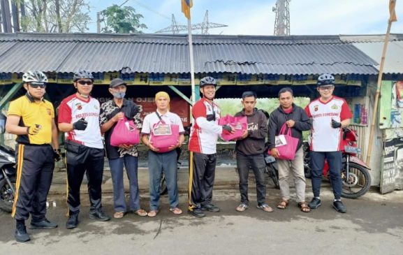 Meriahkan HUT RI ke-77, Polisi Gelar Fun Bike dan Bagikan Bansos Kepada Ojeg Pangkalan di Sumedang