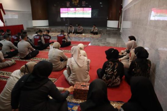 Personel Polri Sisihkan Rupiah ke Dalam Kotak Amal Untuk Warga yang Membutuhkan di Sukabumi