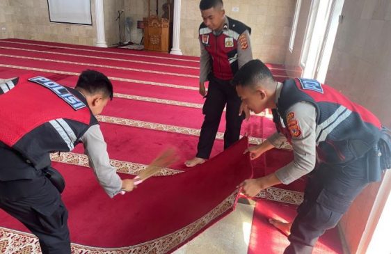Personel Samapta Polres Sukabumi Kota Lakukan Aksi Bersih-Bersih Mesjid