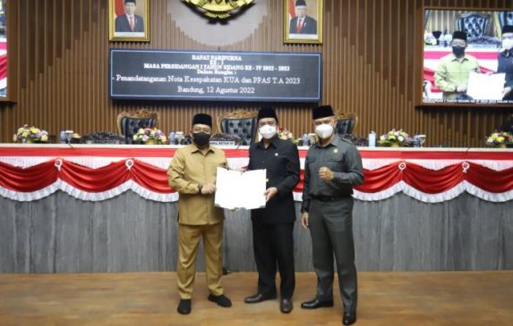 Pimpinan DPRD dan Wali Kota Bandung Tandatangani Nota Kesepakatan KUA-PPAS TA 2023