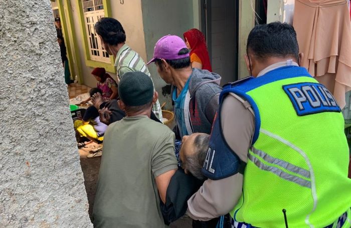 Polantas Bantu Evakuasi Penumpang Sepeda Motor yang Meninggal Dalam Perjalanan di Bogor