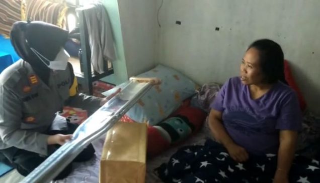 Polisi Beri Sepasang Tongkat Kruk untuk Seorang Ibu yang Kakinya Diamputasi di Sukabumi