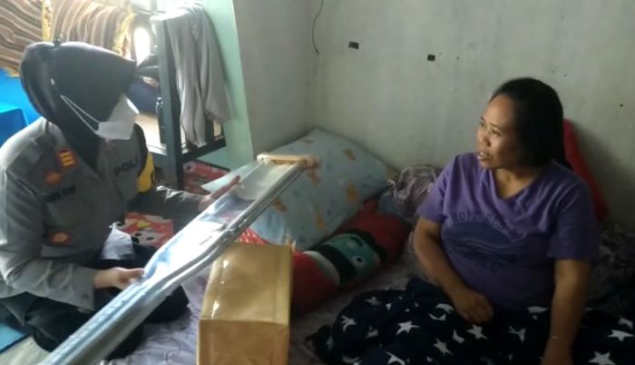Polisi Beri Sepasang Tongkat Kruk untuk Seorang Ibu yang Kakinya Diamputasi di Sukabumi