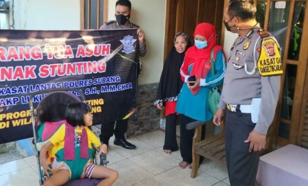 Polisi Berikan Bansos Kepada Anak Penderita Stunting di Pasirkareumbi Subang