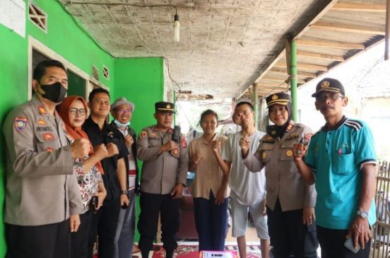 Polisi Berikan Bantuan Kepada Warga yang Menderita Tumor Jinak di Subang