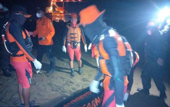 Polisi Bersama Tim SAR Gabungan Evakuasi Remaja yang Terseret Arus di Pantai Mekarsari