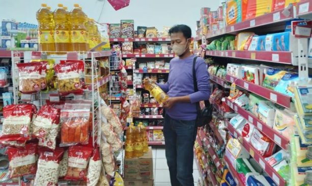 Polisi Cek Ketersediaan dan Harga Minyak Goreng di Retail Modern Indramayu