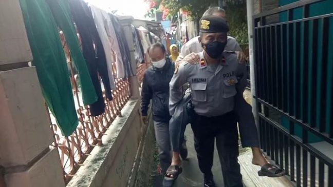 Polisi Gendong Kakek Sakit untuk Dibawa ke Puskesmas di Sukabumi