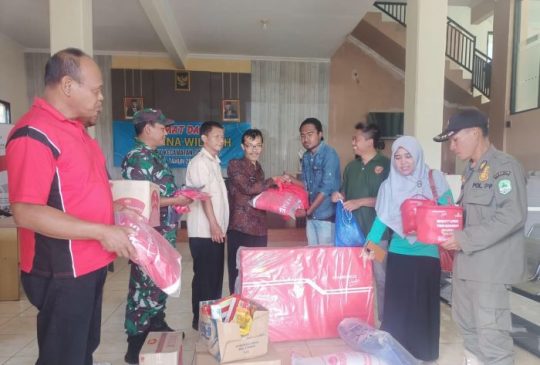 Polisi Hadiri Penyerahan Bantuan Bencana Kepada Korban di Cingambul