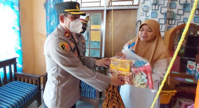 Polisi Kembali Berikan Bantuan Kepada Anak Penderita Stunting di Pusakanagara Subang