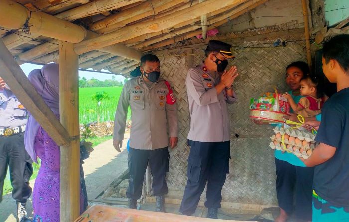 Polisi Kunjungi dan Berikan Bantuan untuk Balita Stunting di Desa Pamanukan