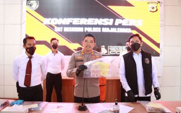 Polisi Tangkap Dua Pelaku Pengedar Uang Palsu dengan Modus Beli Rokok di Desa Biyawak Majalengka