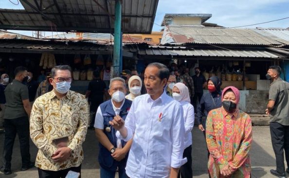 Presiden Jokowi Serahkan Bantuan Sembako dan Modal Usaha untuk 100 PKH di Kota Bandung