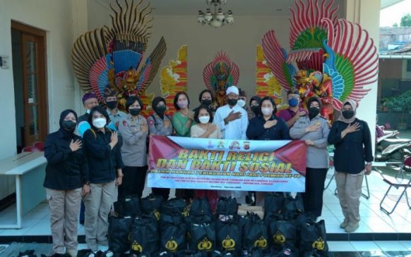 Sambut HUT ke-74, Polwan Polda Jabar Bersihkan Tempat Ibadah dan Bagikan Ratusan Paket Sembako
