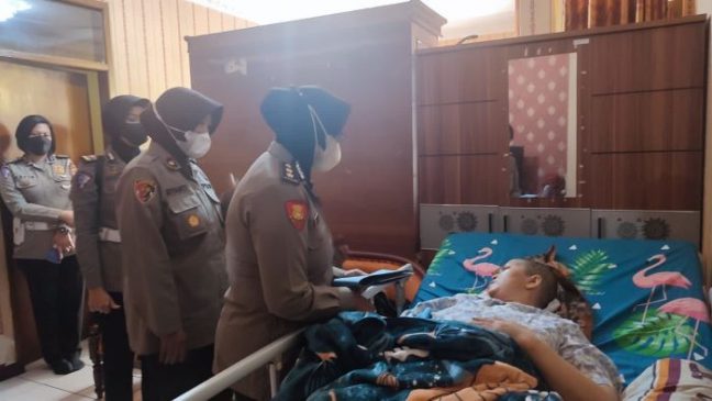 Sambut Hari Jadi Polwan ke-74, Polwan Polda Jabar Anjangsana dan Kunjungi Personel yang Sakit Menahun