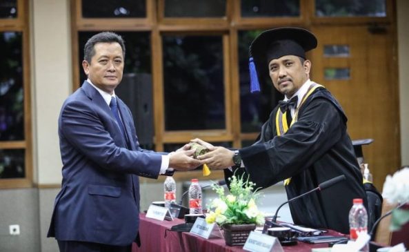 Sekda Kota Bandung, Ema Sumarna Raih Gelar Doktor Administrasi Publik dari Unpad