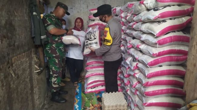 Sinergitas Polri Bersama TNI Monitoring Pendistribusian BPNT di Desa Sudajayagirang