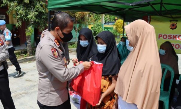 Tinjau Lokasi Banjir Desa Cintaratu, Polisi Berikan Bantuan Sembako